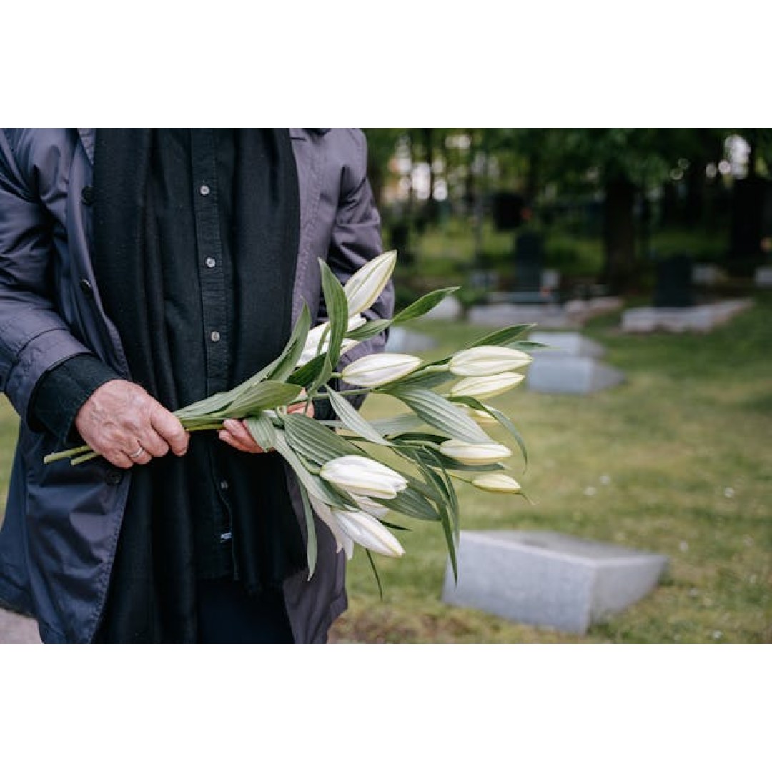 How to Plan a Funeral That Honors Your Loved One 